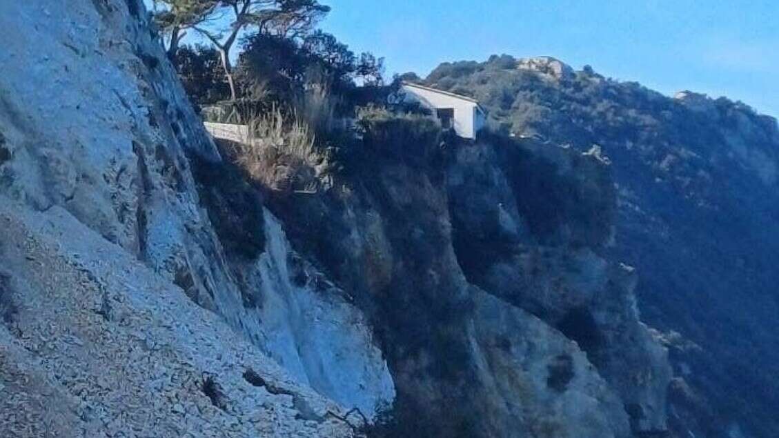 Frana sulla spiaggia di capo Bianco all'Elba dopo nubifragi