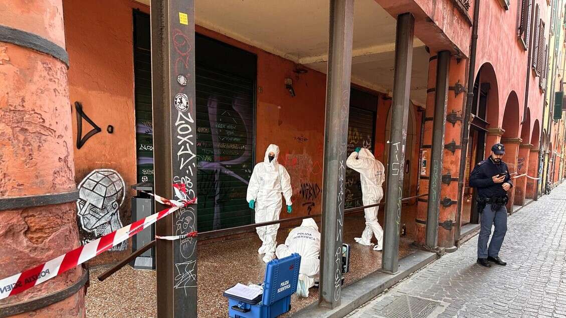 Aggredito e ferito in zona universitaria a Bologna, è grave