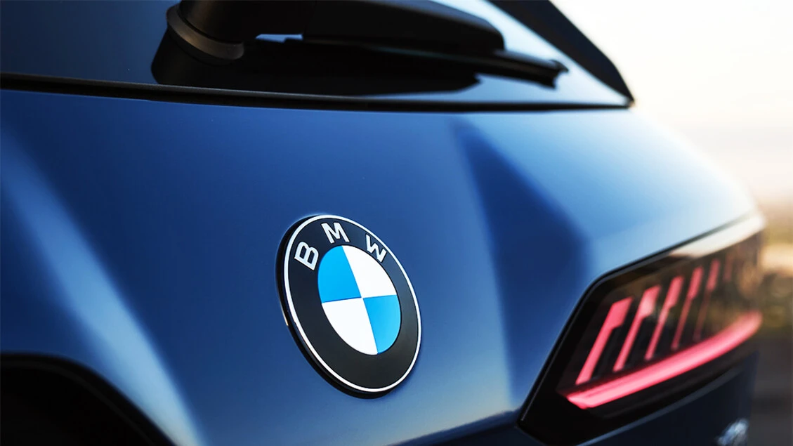 iX3 Neue Klasse porta al debutto nuova versione del logo Bmw