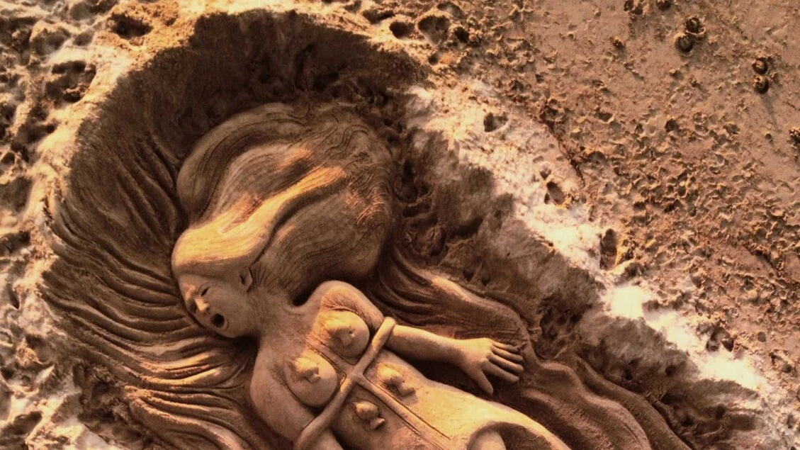 Incendi Sardegna, in una scultura sabbia i Quattro mori bruciano