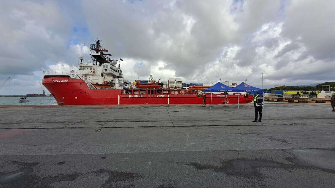 Ocean Viking arrivata a Marina di Carrara con 15 migranti