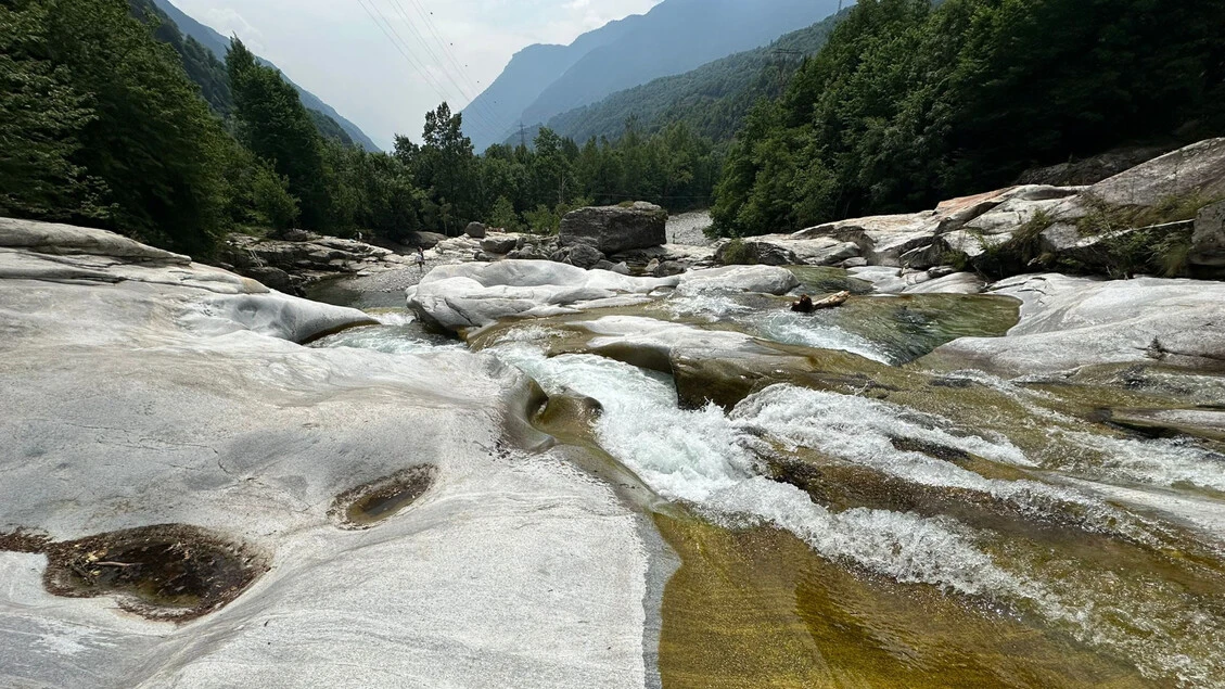 Scivola in acqua in una gola rocciosa, salvato un bimbo