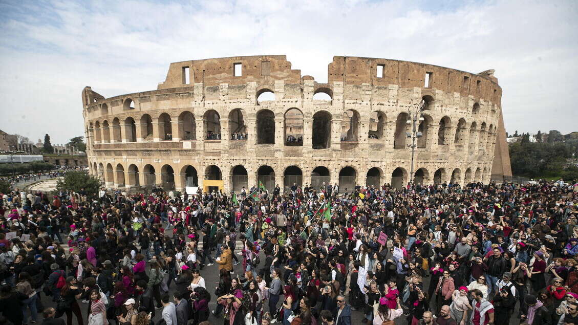 Marea fucsia a Roma per l'8 marzo, 'contro guerra e patriarcato'