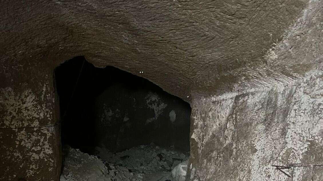 Carcasse di moto e pezzi di ricambio in una grotta a Napoli