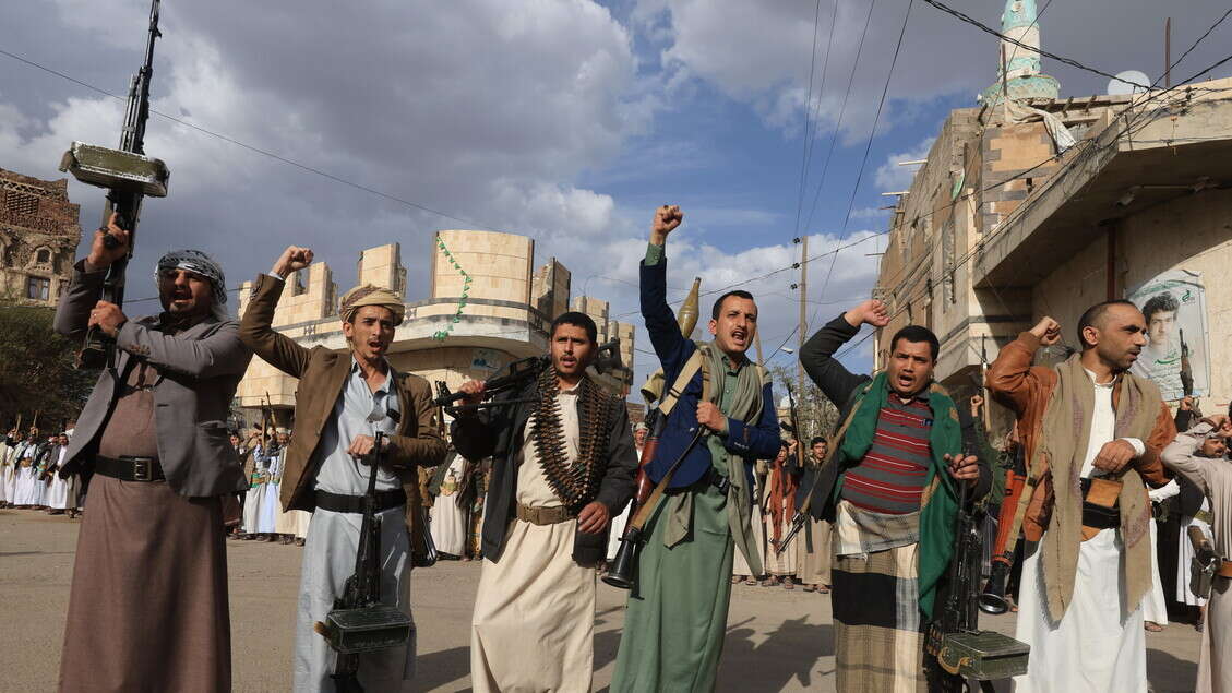 Leader Houthi, 'colpiremo i cargo Usa dopo i raid'