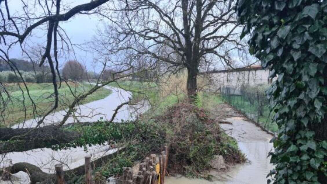 Maltempo, Empoli ripara l'argine rotto con scogliera di sassi