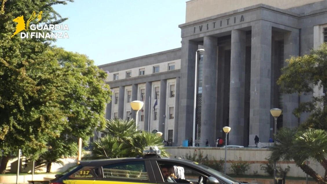 Viaggi e ville con i soldi destinati alle coste sarde