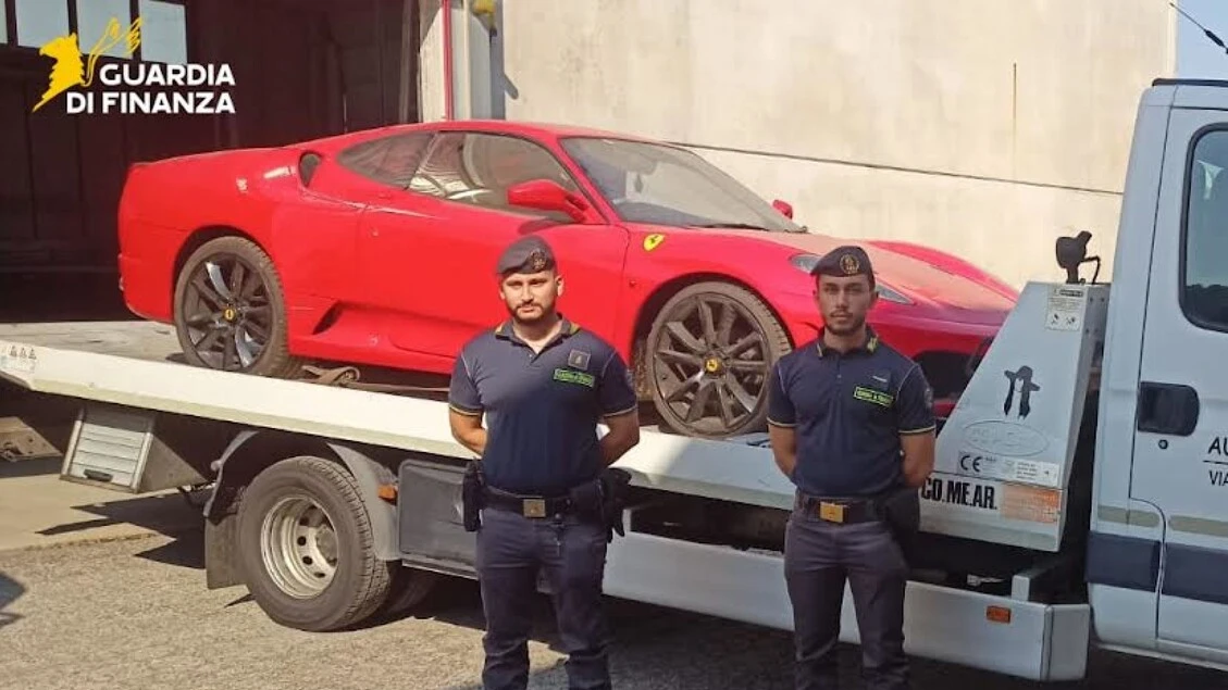 Demolita una falsa Ferrari, l'auto era in realtà una Toyota