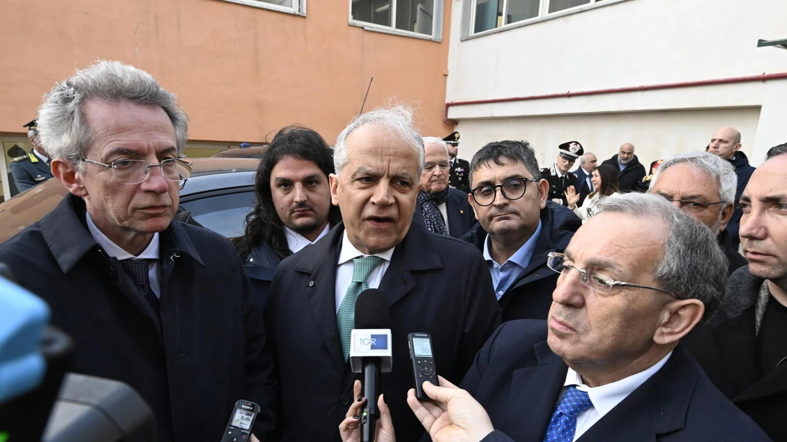Piantedosi nei Campi Flegrei, 'istituzioni vicine ai cittadini'