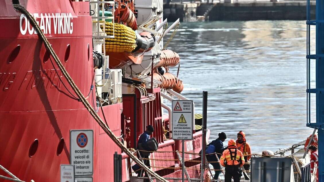 Migranti: arrivata a Livorno nave Ocean Viking, 112 a bordo