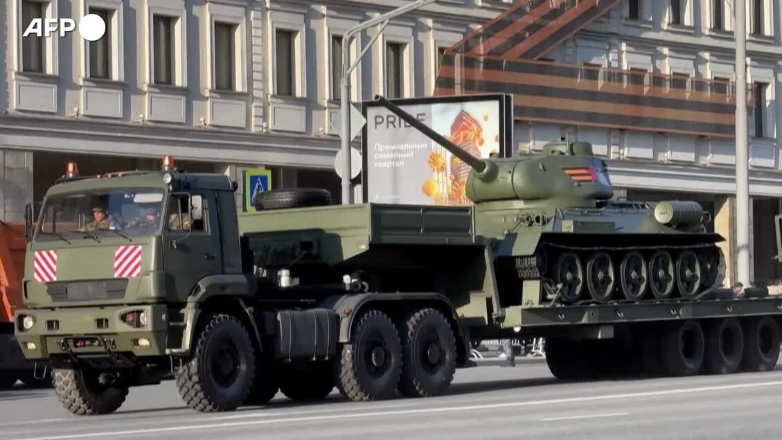 Russia, l'arrivo a Mosca dei veicoli che sfileranno alla sfilata del 9 maggio