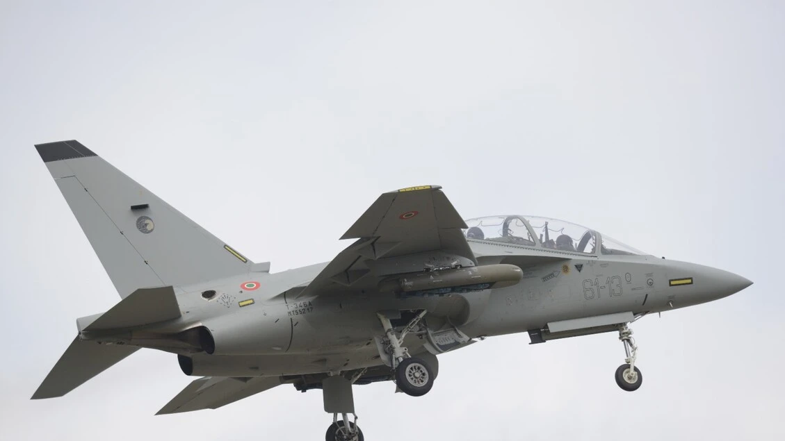 La scuola di top gun in Sardegna,tra simulatori e 22 aerei M-346