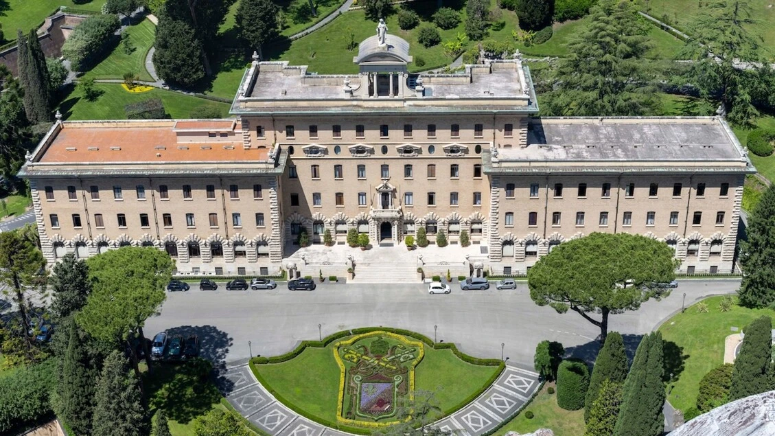 Realizzato nei Giardini Vaticani lo stemma floreale di Leone XIV