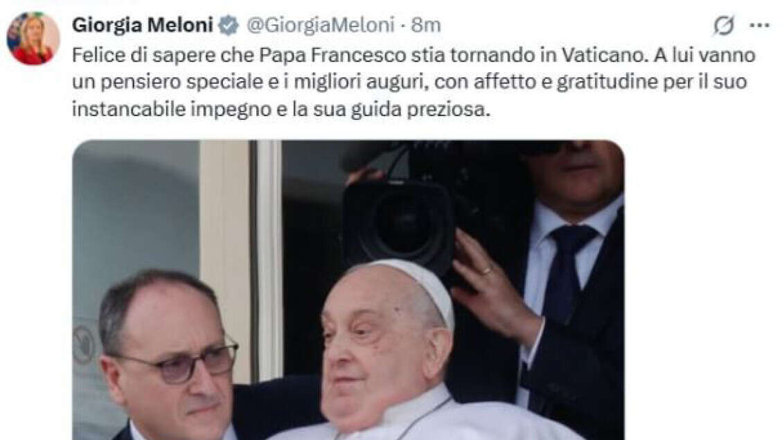 Il Papa alla folla fa pollice alzato, saluto signora con i fiori