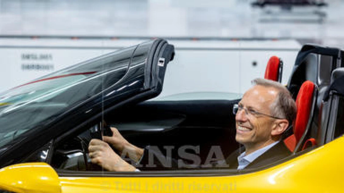 Ferrari presenta il piano al 2030 e svela cuore dell'elettrica