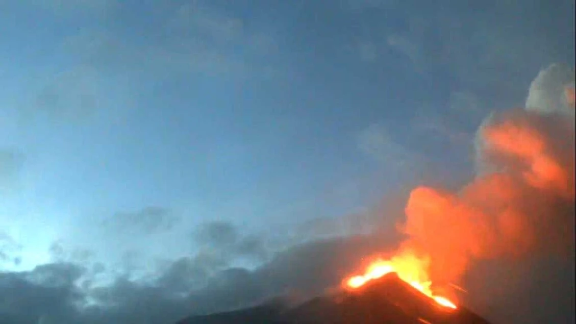 Etna: intensa attività stromboliana da crateri sommitali