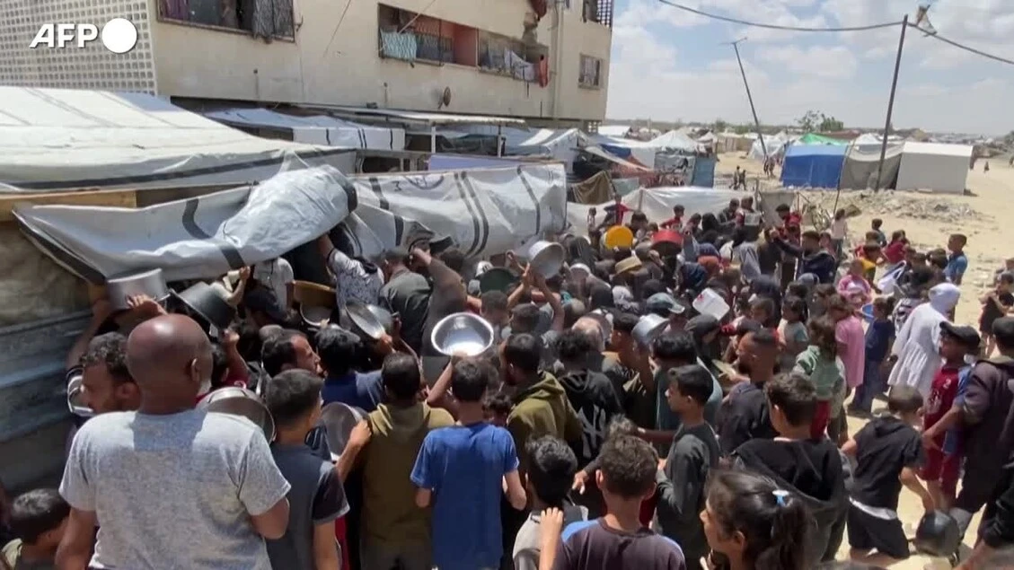 Gaza, ressa per un pasto caldo a Khan Yunis