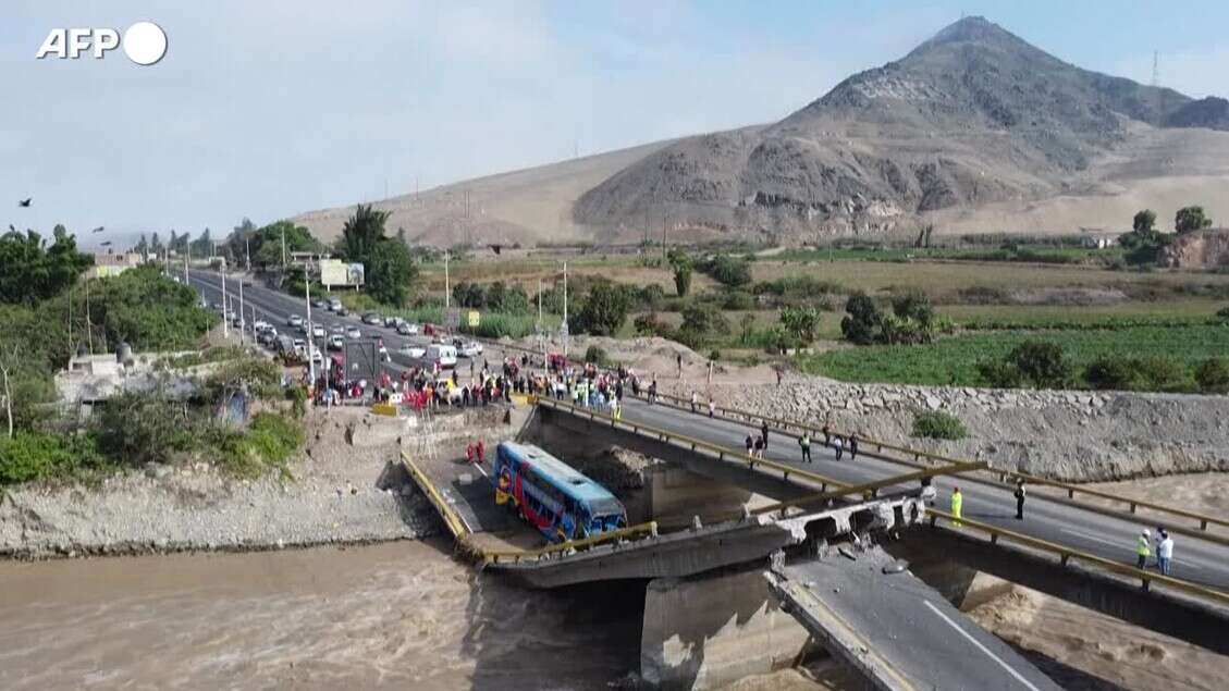 Peru', almeno due morti e 40 feriti per il crollo di un ponte