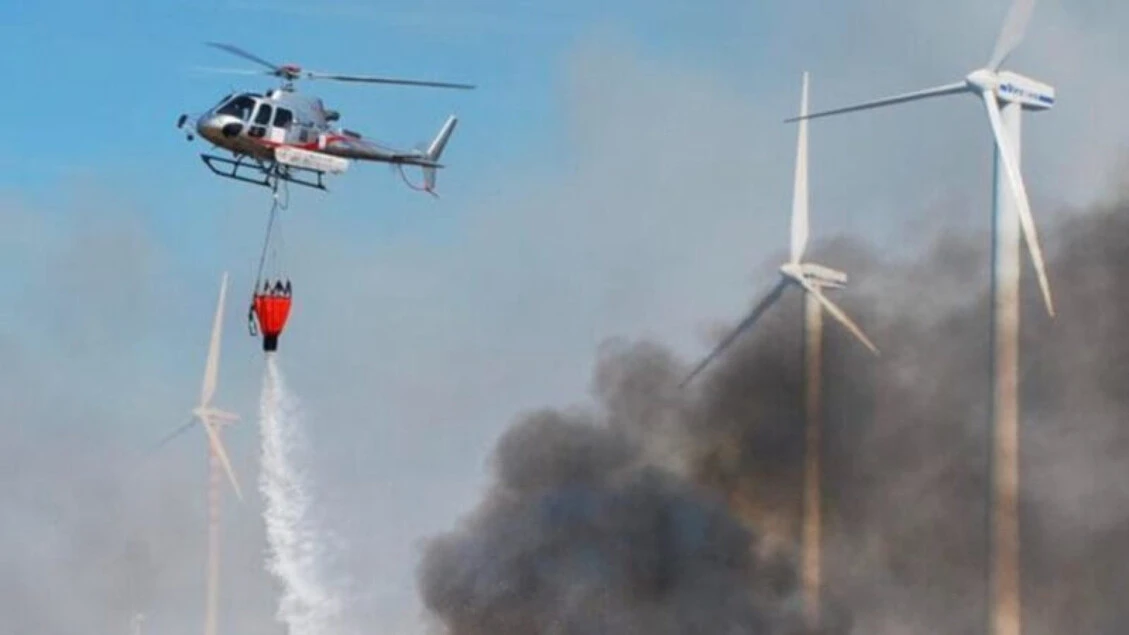 Incendio nella Marsica, fuoco minaccia pale eoliche a Collarmele