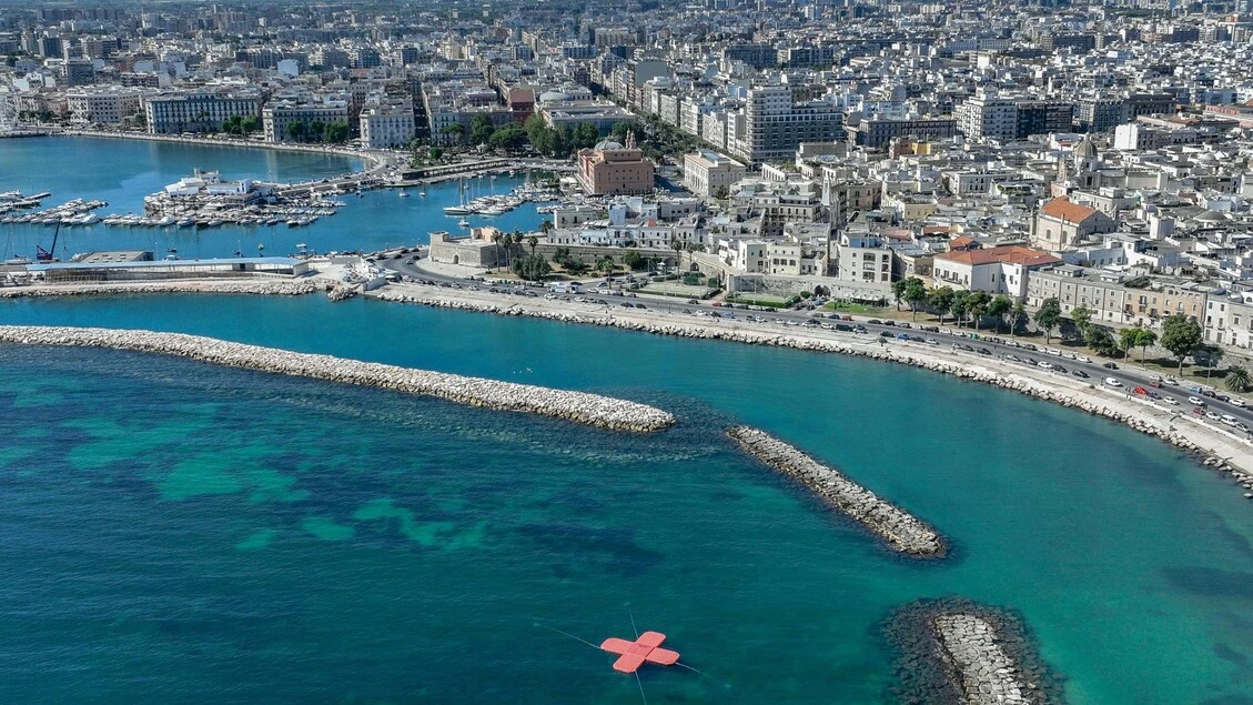 A Bari un cerotto sul mare, 'simbolo ferite nel Mediterraneo'