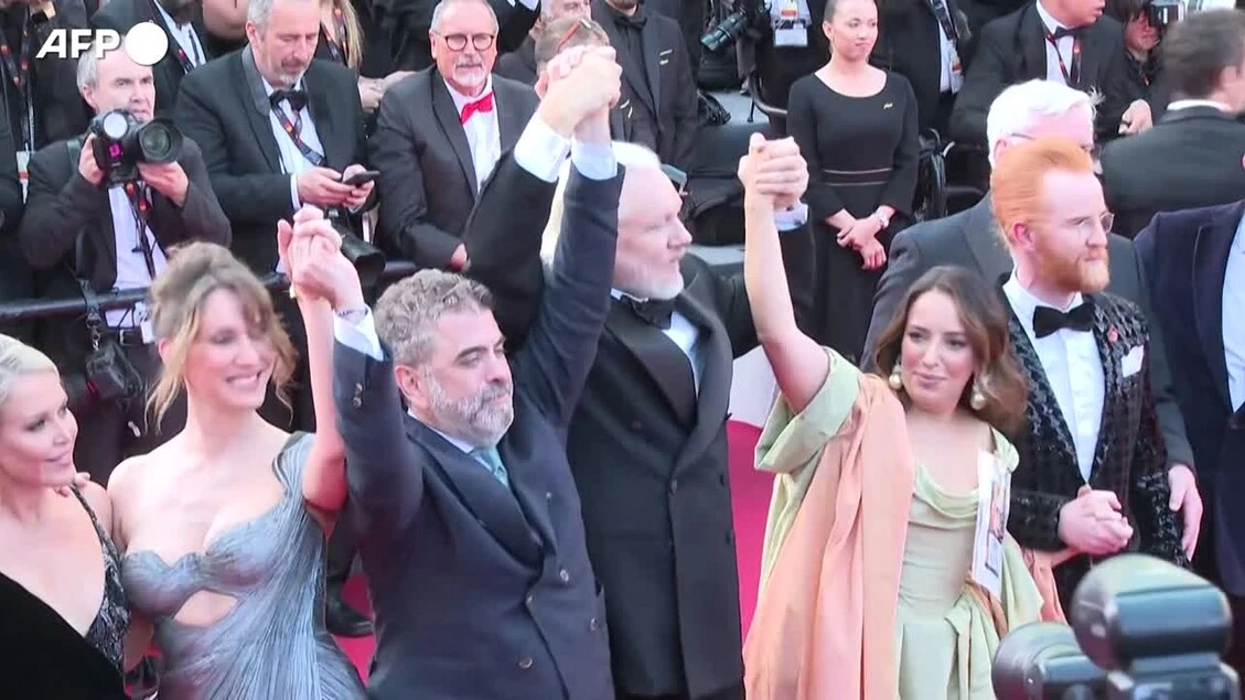 Cannes, Julian Assange e la moglie Stella sul red carpet