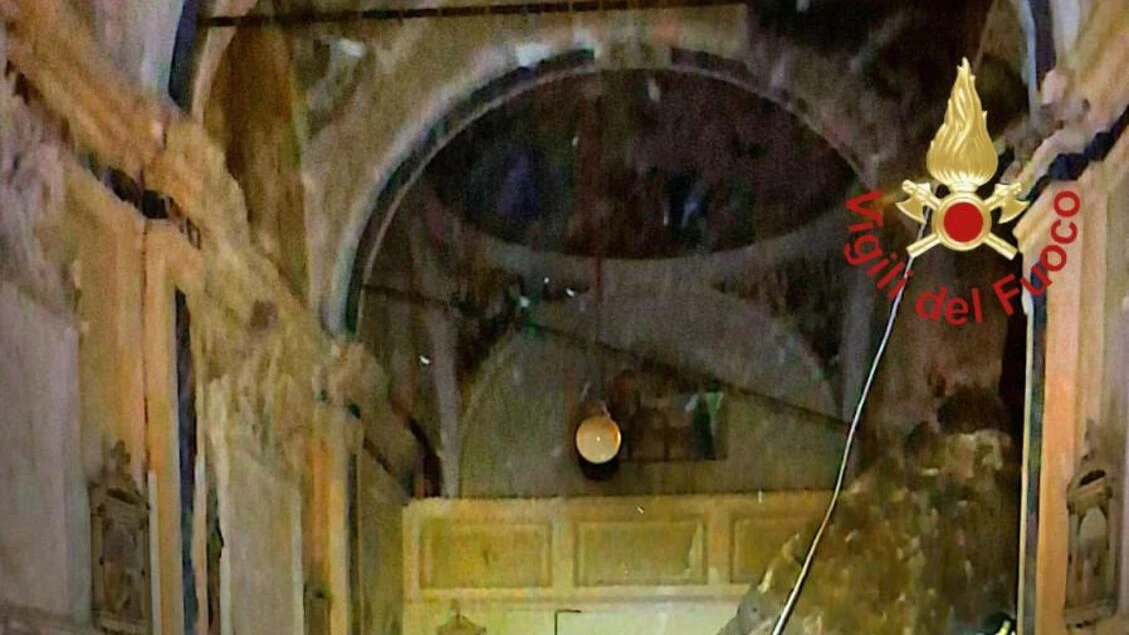 Frana sul lago di Como, masso sfonda la parete di una Chiesa