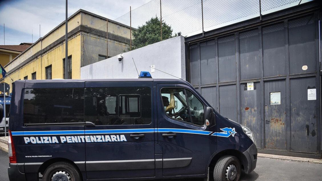 Droga e cellulari in carcere, eseguite 11 misure cautelari a Taranto
