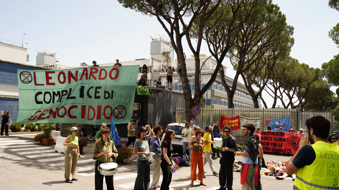 Attivisti Extinction Rebellion occupano ingresso sede Leonardo