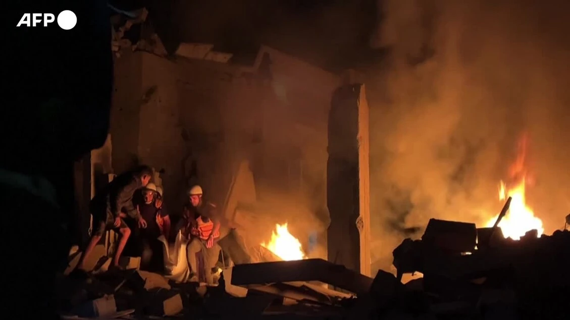 Gaza, raid notturno su Khan Yunis: colpita un'abitazione