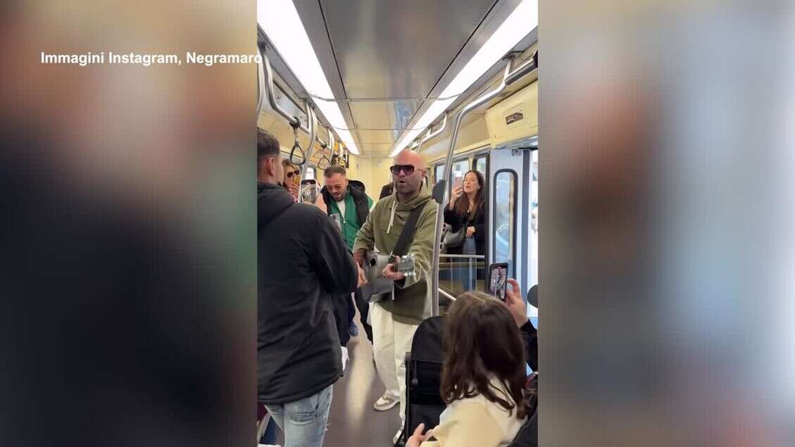 Giuliano Sangiorgi canta 'Mentre tutto scorre' in tram a Milano