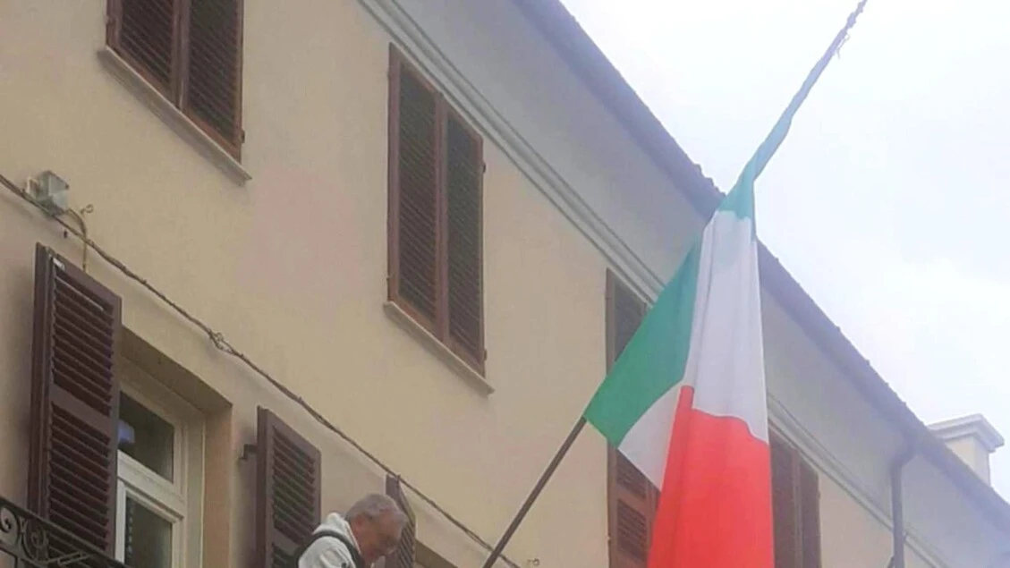 Nel paese astigiano del Papa bandiere a mezz'asta