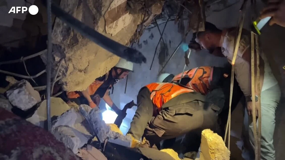 Gaza, soccorritori fra le macerie dopo un raid israeliano su Khan Yunis
