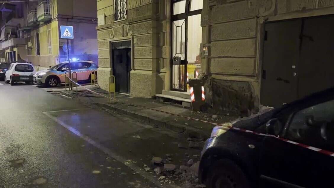 Terremoto a Napoli, danni e gente in strada: 