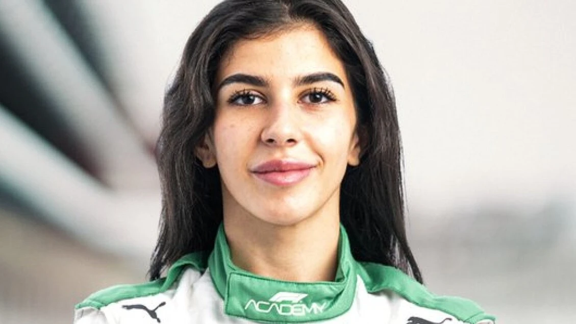 Donna pilota saudita in Academy F1: 'Un sogno che si avvera'