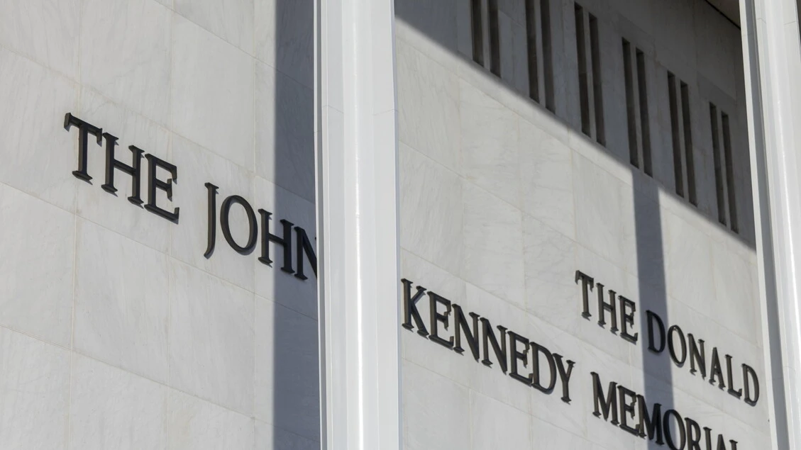 Giudice Usa, 'illegittimo il nome di Trump al Kennedy Center, va rimosso'