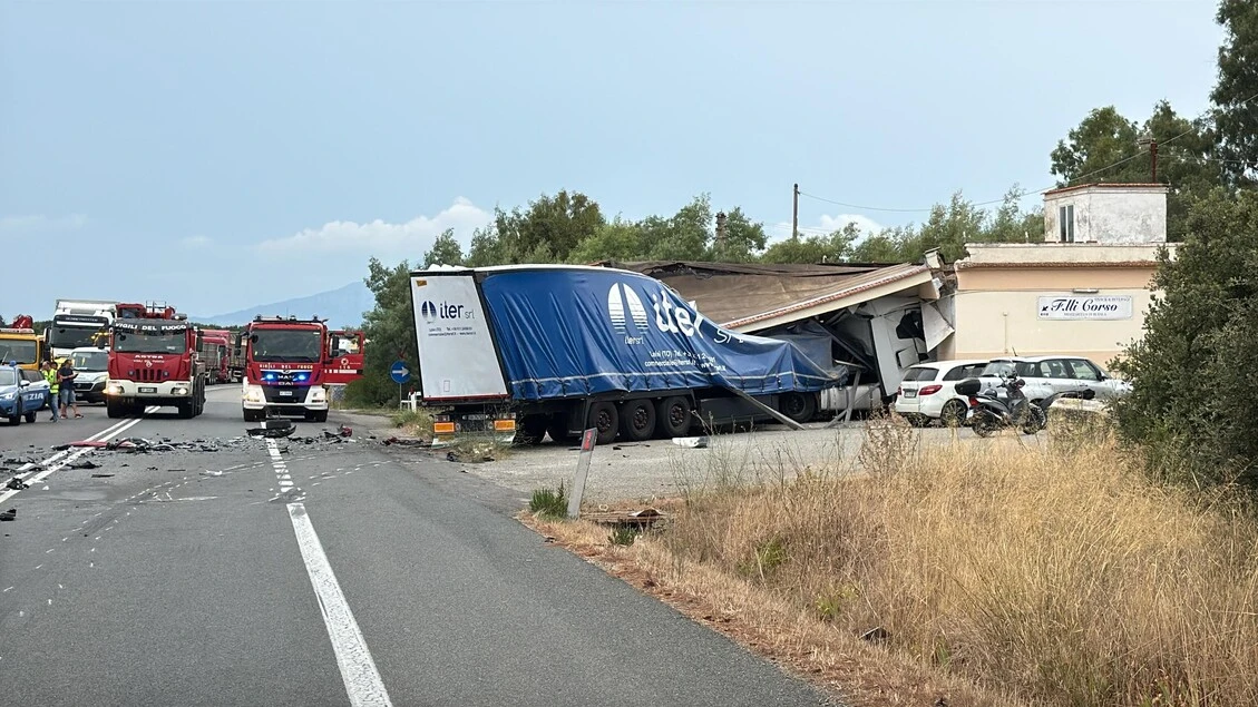 Tir colpisce auto sull'Aurelia e sfonda edificio, un morto