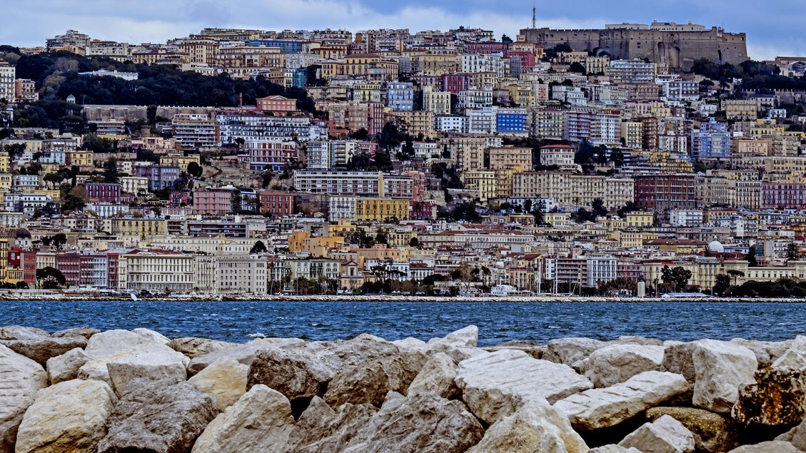 Ritrovato in mare a Napoli il cadavere di un uomo, si indaga