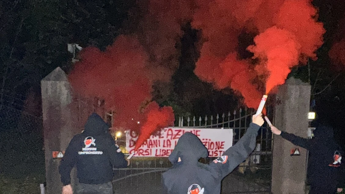 Animalisti manifestano davanti al recinto per orsi a Trento