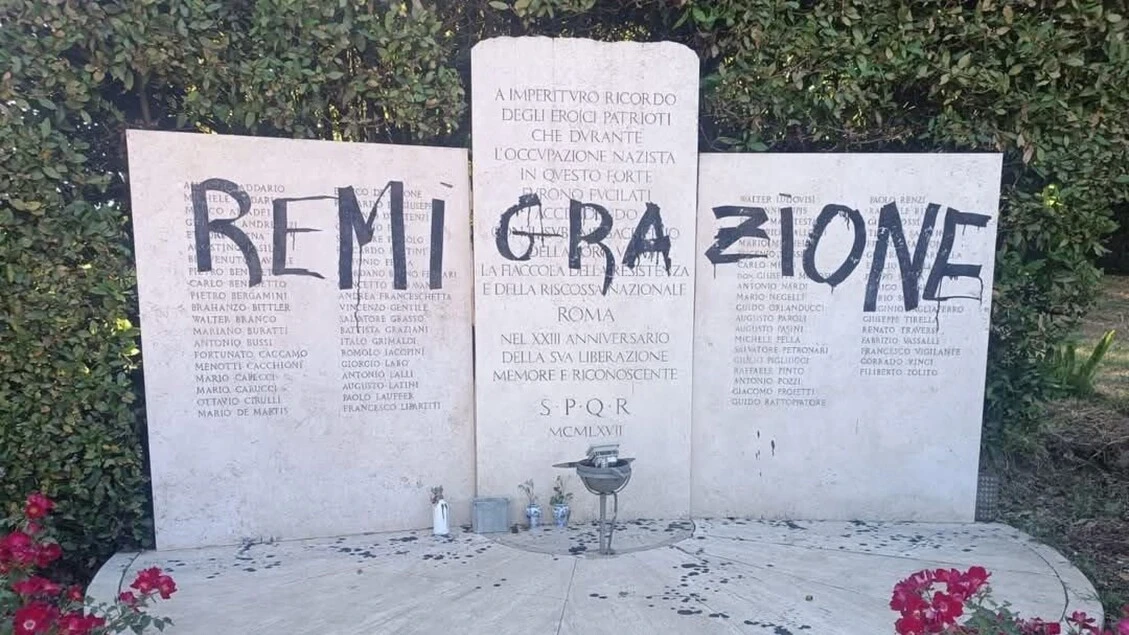 Sfregiata la lapide dei partigiani a Forte Bravetta a Roma