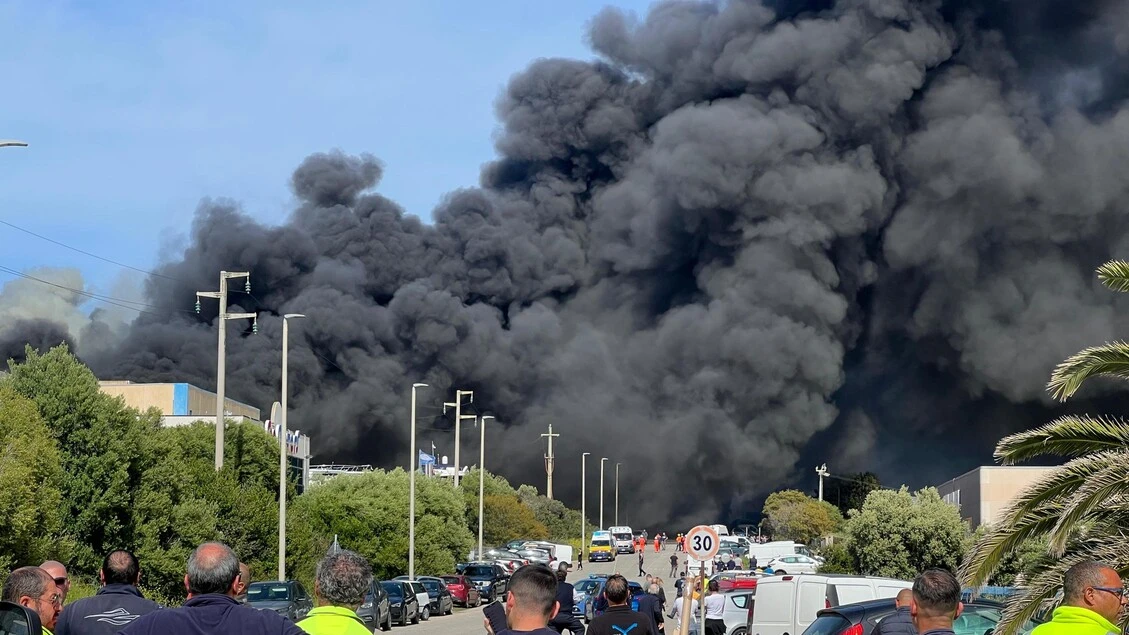 Incendio distrugge cantiere nautico a Olbia, un ferito