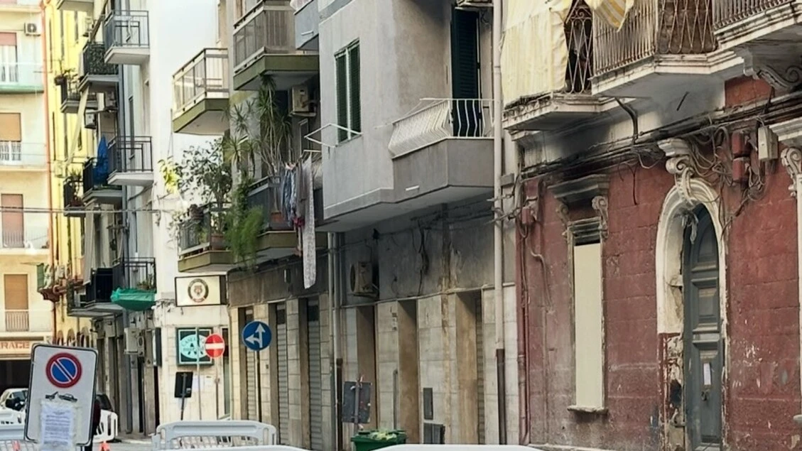 Protesta residenti immobile sgomberato per crollo a Taranto