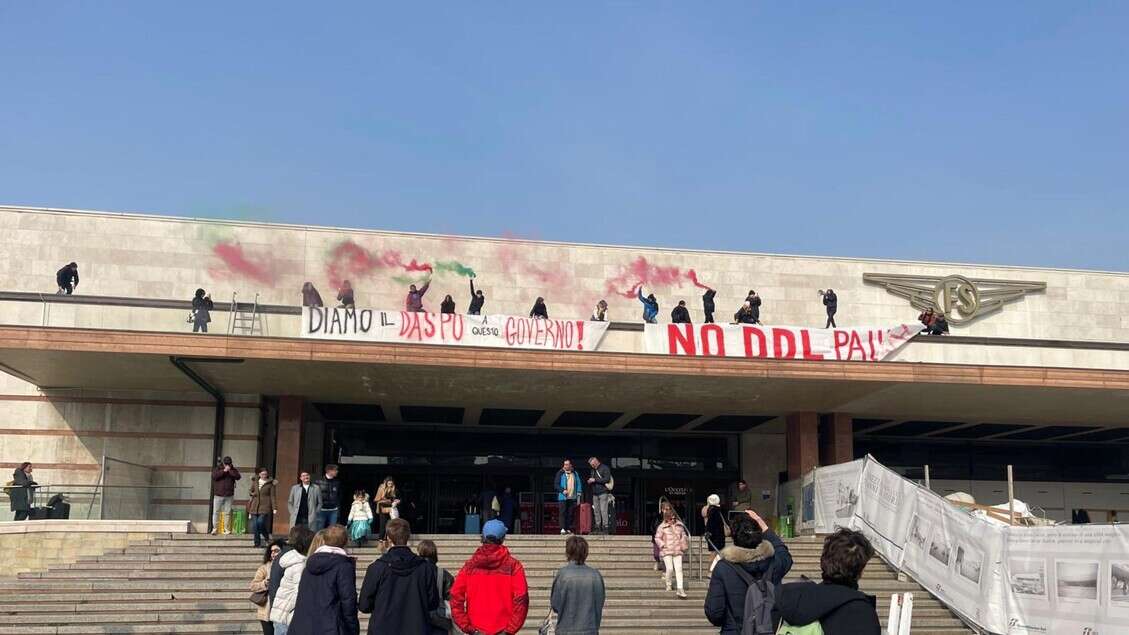 Striscione e fumogeni contro zona rossa in stazione Venezia