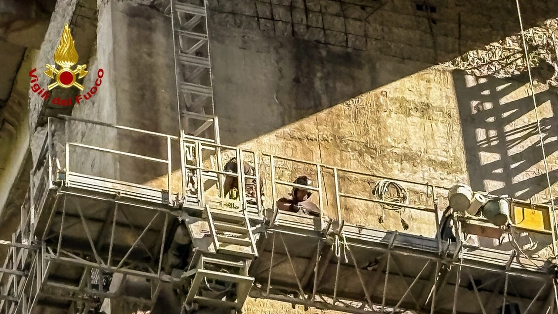 Soccorsi da vigili del fuoco 12 operai bloccati su piattaforme