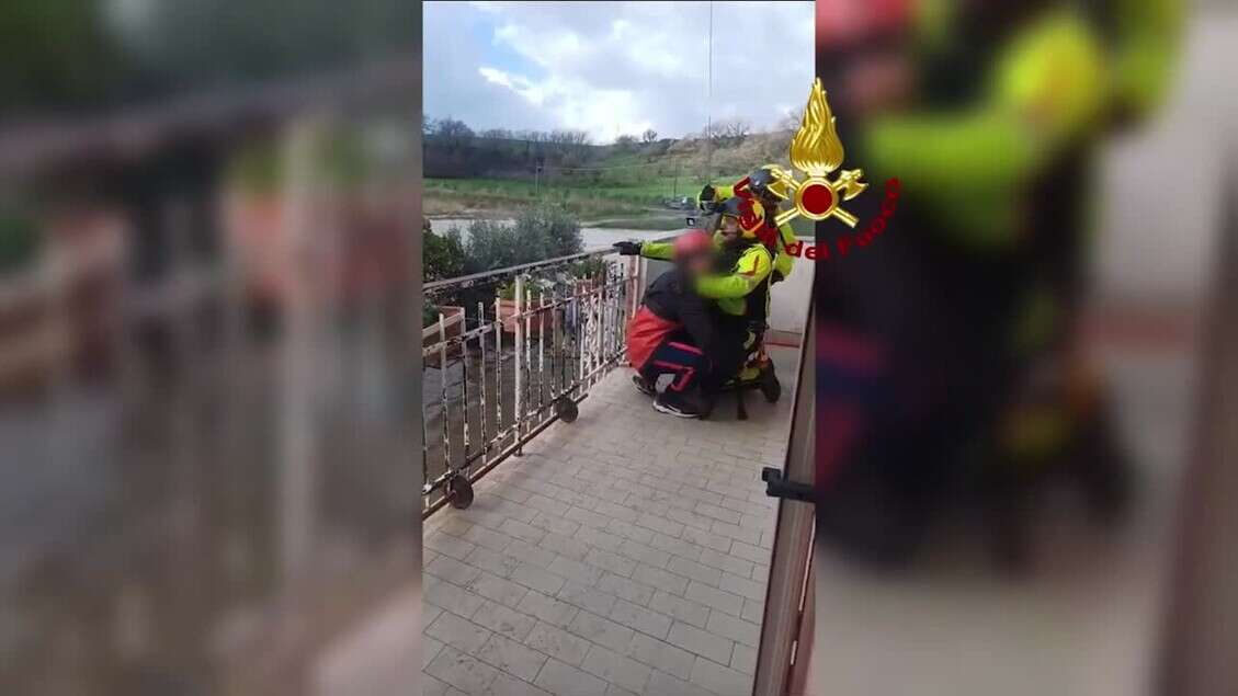 Esonda fiume nel Viterbese, soccorse quattro persone e un cane