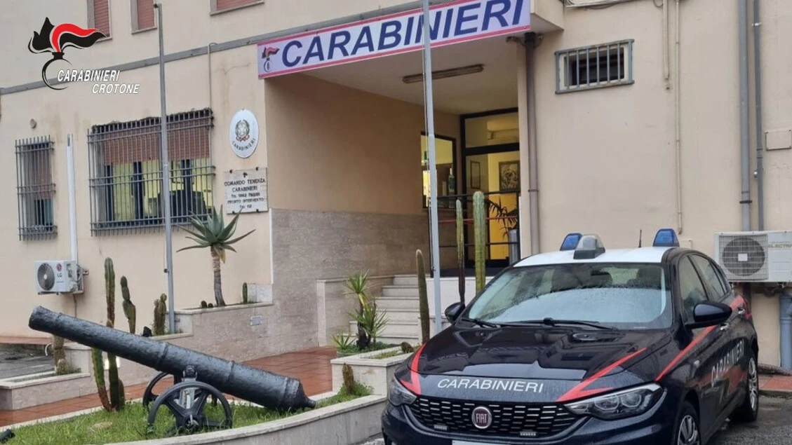 Picchia e rapina la madre, 18enne allontanato da casa