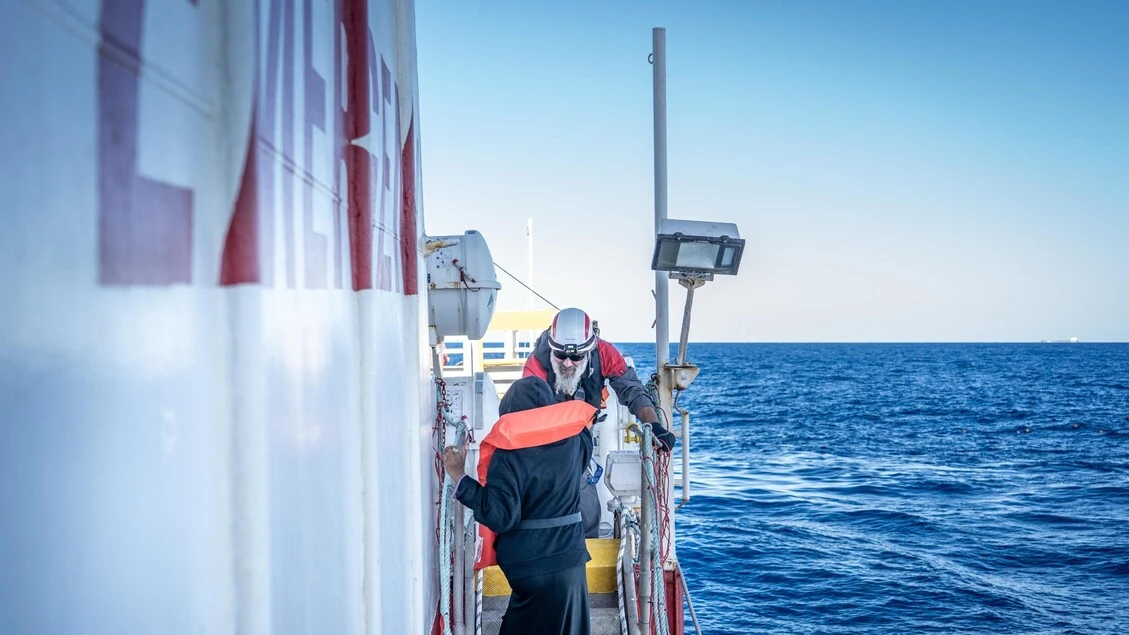 Nave di Emergency con 82 migranti soccorsi arriva a Ravenna