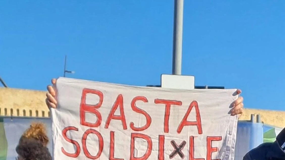 'Basta soldi per le armi', striscione durante Festa forza armate