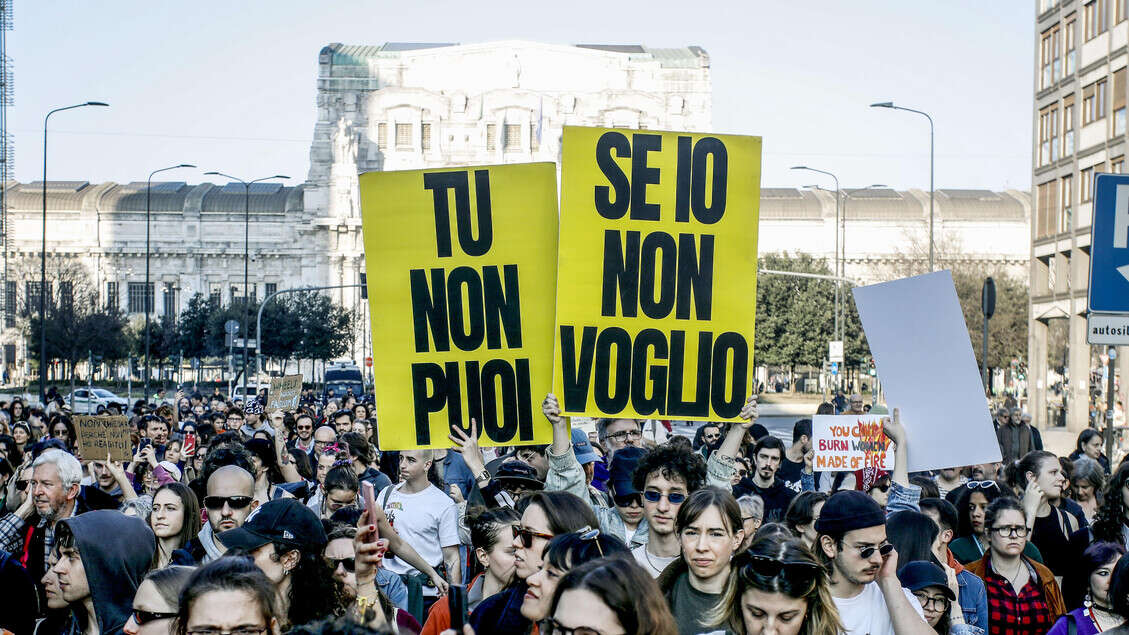 8 marzo: migliaia in corteo a Milano, 'zona fucsia non rossa'