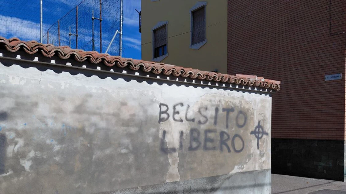 Scritte a firma Nar e croci celtiche ad Alessandria e Sale