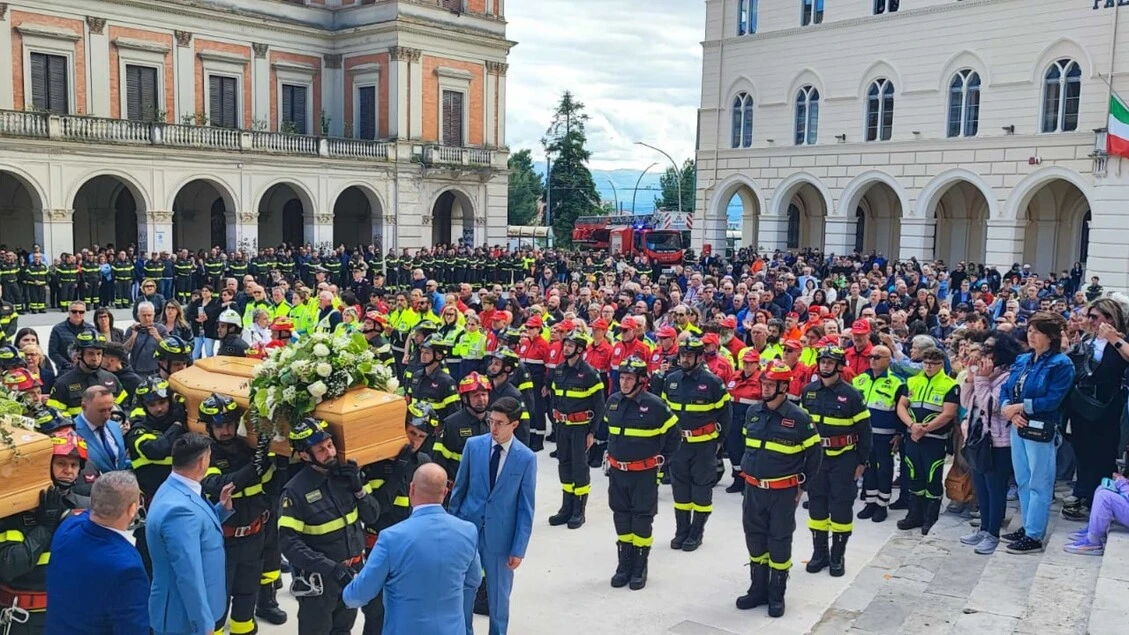Vigili fuoco morti: cattedrale Chieti gremita per funerali